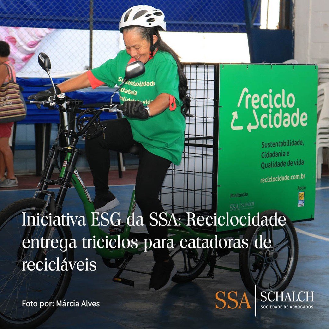 Catadora em triciclo adaptado do Reciclocidade